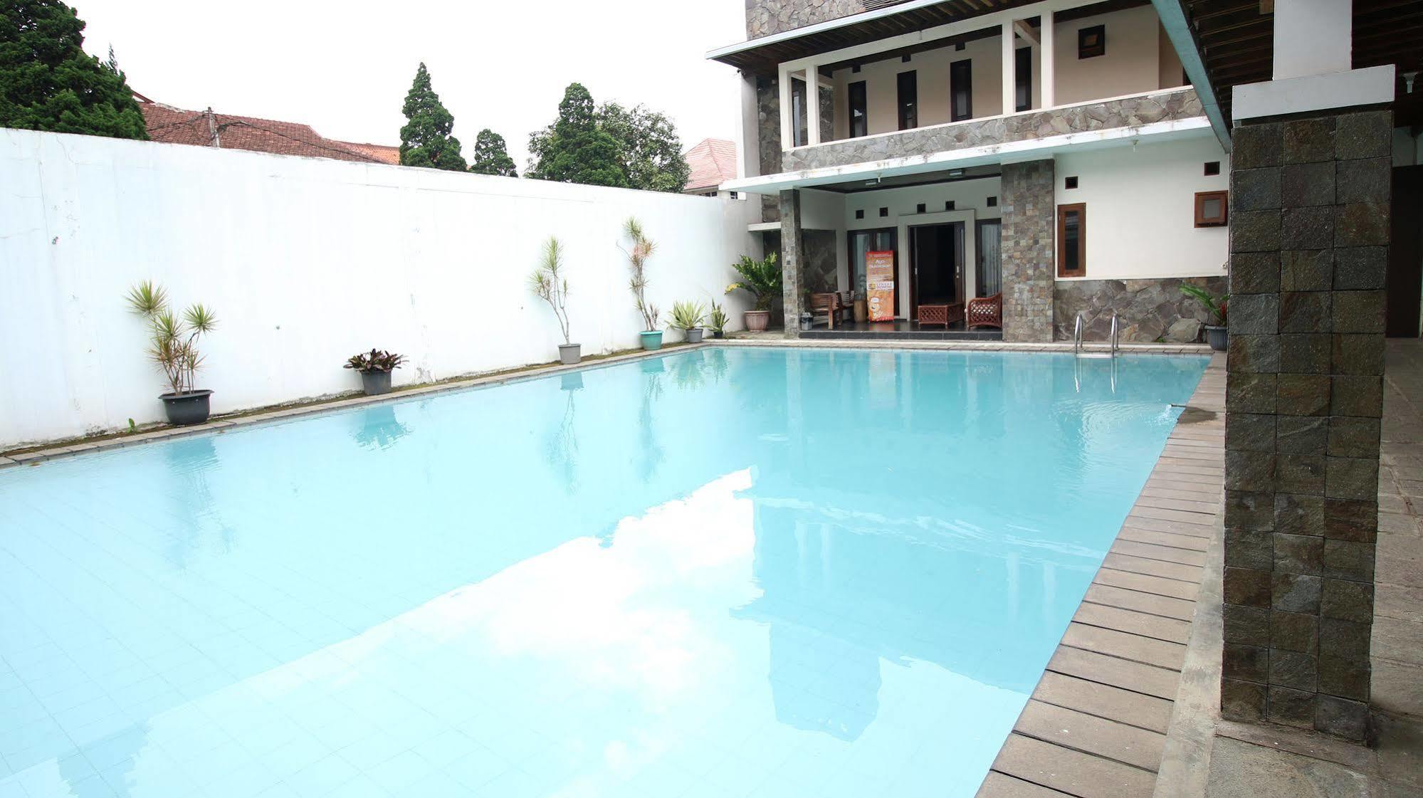 Zen Rooms Grand Hotel Lembang Zewnętrze zdjęcie