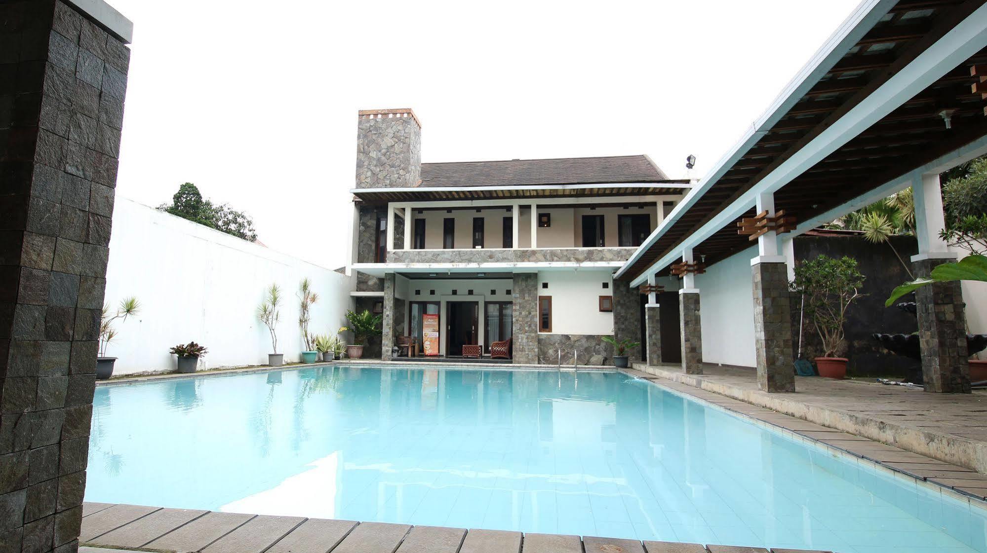 Zen Rooms Grand Hotel Lembang Zewnętrze zdjęcie